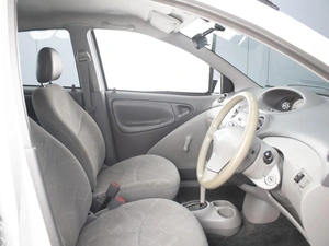 Седан Toyota Platz 2001 года, 295000 рублей, Омск