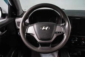 Седан Hyundai Solaris 2017 года, 599000 рублей, Сургут