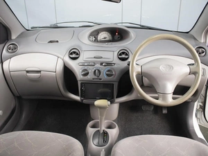 Седан Toyota Platz 2001 года, 295000 рублей, Омск