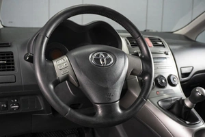 Хетчбэк Toyota Auris 2008 года, 590000 рублей, Омск