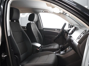 Внедорожник Volkswagen Tiguan 2011 года, 1390000 рублей, Омск
