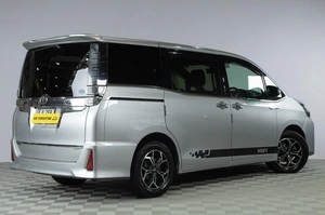 Минивэн Toyota Voxy 2018 года, 2229000 рублей, Челябинск