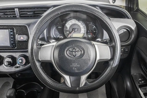 Хетчбэк Toyota Vitz 2014 года, 899000 рублей, Барнаул