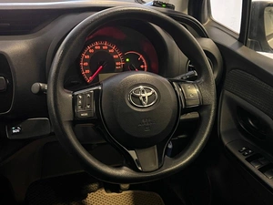 Хетчбэк Toyota Vitz 2018 года, 949000 рублей, Красноярск