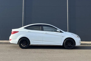 Седан Hyundai Solaris 2013 года, 800000 рублей, Солонцы