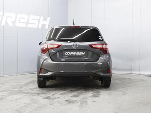 Хетчбэк Toyota Vitz 2017 года, 960000 рублей, Омск