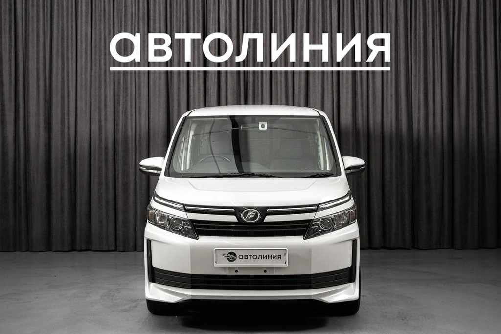 Минивэн Toyota Voxy 2017 года, 2000000 рублей, Красноярск