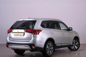 Внедорожник Mitsubishi Outlander 2018 года, 2349000 рублей, Омск