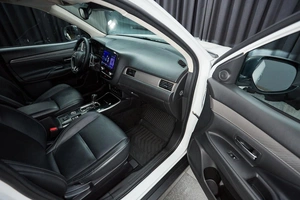 Внедорожник Mitsubishi Outlander 2021 года, 3850000 рублей, Красноярск