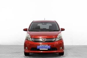 Минивэн Toyota Isis 2013 года, 1279000 рублей, Барнаул