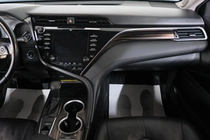 Седан Toyota Camry 2018 года, 2839000 рублей, Омск
