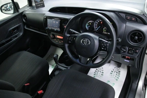 Хетчбэк Toyota Vitz 2017 года, 978000 рублей, Солонцы