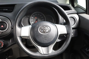 Хетчбэк Toyota Vitz 2013 года, 899000 рублей, Новосибирск