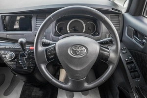 Минивэн Toyota Isis 2011 года, 1299000 рублей, Барнаул