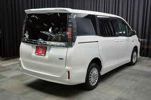 Минивэн Toyota Voxy 2015 года, 1797000 рублей, Красноярск