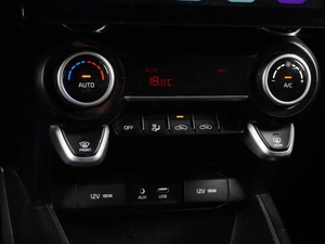 Седан Kia Rio 2019 года, 1635000 рублей, Красный Пахарь