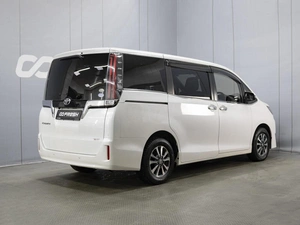 Минивэн Toyota Esquire 2019 года, 2399000 рублей, Омск