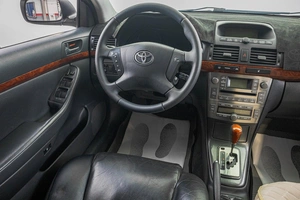 Седан Toyota Avensis 2004 года, 1019000 рублей, Барнаул