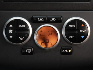 Хетчбэк Nissan Tiida 2010 года, 709000 рублей, Омск