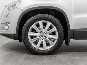 Внедорожник Volkswagen Tiguan 2010 года, 1210000 рублей, Красноярск
