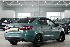Седан Kia Rio 2013 года, 869000 рублей, Омск