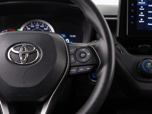 Седан Toyota Corolla 2021 года, 1998999 рублей, Москва