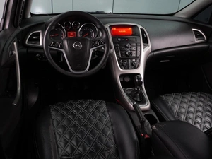 Хетчбэк Opel Astra 2011 года, 933000 рублей, Воронеж