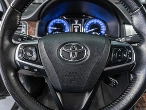 Седан Toyota Camry 2017 года, 1979000 рублей, Тюмень