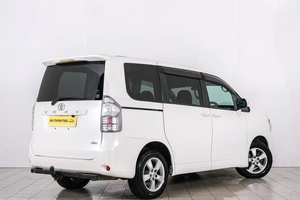 Минивэн Toyota Voxy 2010 года, 1349000 рублей, Красноярск