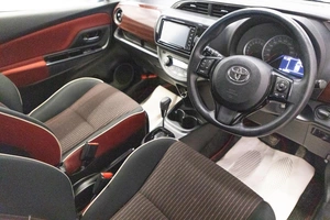 Хетчбэк Toyota Vitz 2017 года, 1199000 рублей, Новосибирск