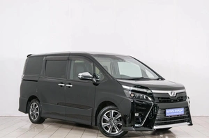 Минивэн Toyota Voxy 2018 года, 1899000 рублей, Красноярск