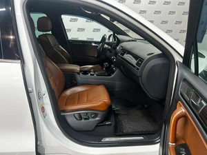 Внедорожник Volkswagen Touareg 2013 года, 2184000 рублей, Красноярск