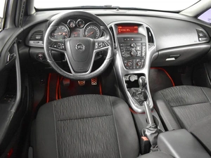 Седан Opel Astra 2013 года, 676200 рублей, Казань
