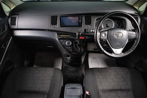 Минивэн Toyota Isis 2013 года, 1269000 рублей, Сургут