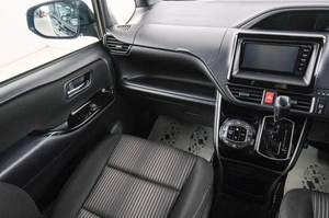 Минивэн Toyota Voxy 2018 года, 1899000 рублей, Красноярск