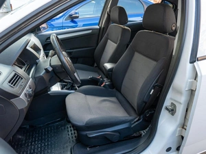 Седан Opel Astra 2011 года, 729000 рублей, Саратов