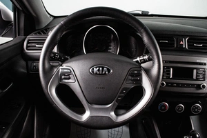 Седан Kia Rio 2017 года, 989000 рублей, Сургут