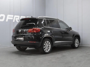 Внедорожник Volkswagen Tiguan 2011 года, 1290000 рублей, Омск