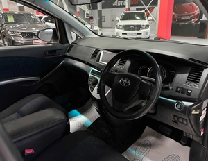 Минивэн Toyota Isis 2014 года, 1290000 рублей, Красноярск
