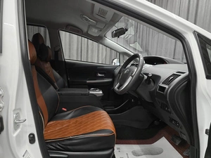 Универсал Toyota Prius Alpha 2015 года, 1300000 рублей, Красноярск