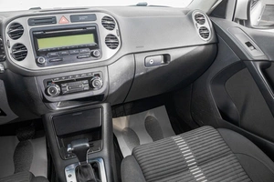 Внедорожник Volkswagen Tiguan 2010 года, 949000 рублей, Барнаул