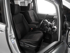 Минивэн Toyota Esquire 2019 года, 2449000 рублей, Тюмень