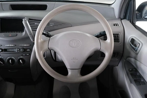 Седан Toyota Prius 1999 года, 389000 рублей, Омск