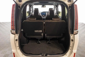 Минивэн Toyota Esquire 2017 года, 2389000 рублей, Барнаул