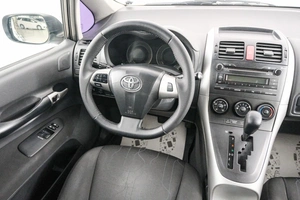 Хетчбэк Toyota Auris 2011 года, 999000 рублей, Красноярск