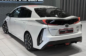 Хетчбэк Toyota Prius PHV 2018 года, 2357000 рублей, Красноярск