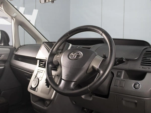 Минивэн Toyota Voxy 2010 года, 1350000 рублей, Омск
