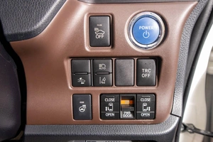 Минивэн Toyota Esquire 2017 года, 2389000 рублей, Барнаул