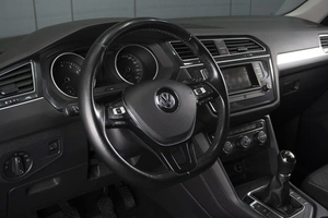 Внедорожник Volkswagen Tiguan 2017 года, 1980000 рублей, Омск