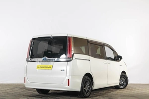 Минивэн Toyota Noah 2018 года, 2529000 рублей, Тюмень